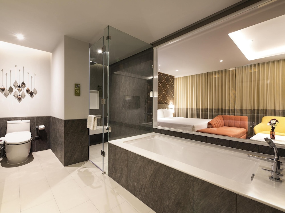 Deluxe Suite, 1 King Bed, City View photo 3