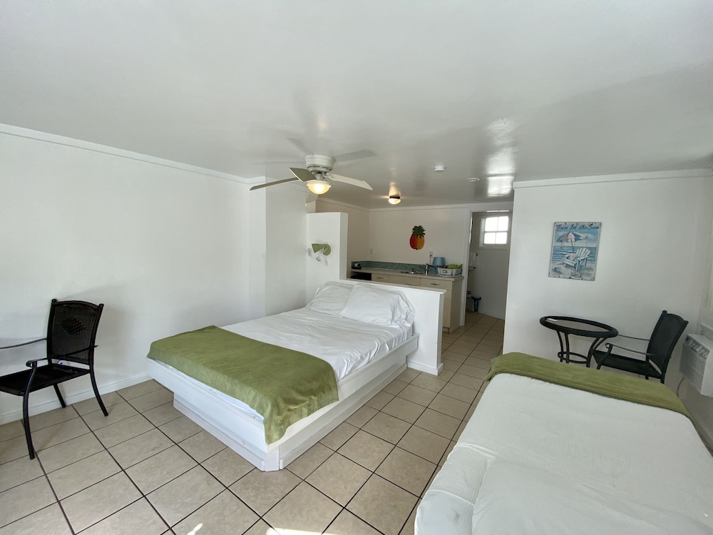 Classic Studio Suite, Multiple Beds, Refrigerator (Hummingbird) photo 3