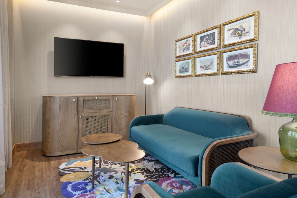 Junior Suite, 1 King Bed, City View