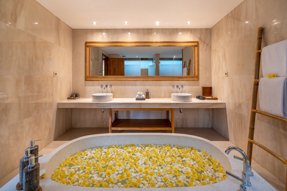 Deluxe Suite with Hot Tub and Free Scheduled Activities - Photo 21