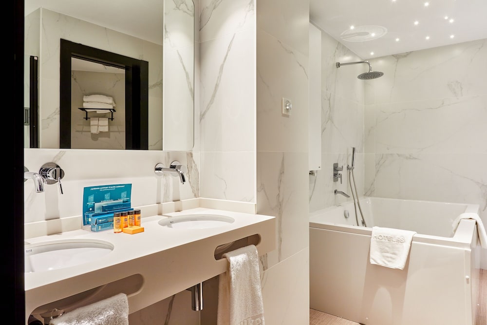 Junior Suite, Jetted Tub (Deluxe) - Photo 2
