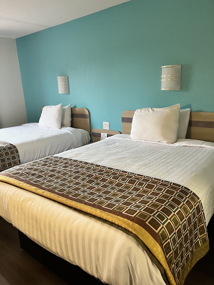 Room, 2 Queen Beds, Non Smoking photo 2