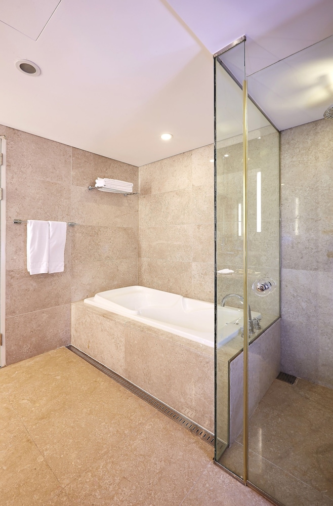 Suite - Photo 10