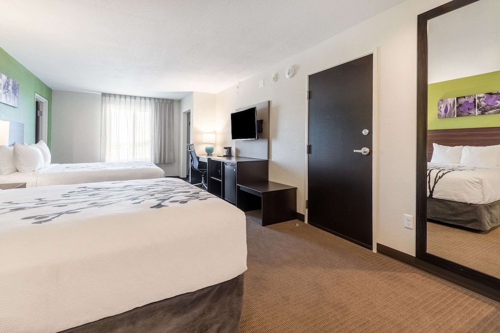 Standard Room, 2 Queen Beds, Non Smoking - Photo 3