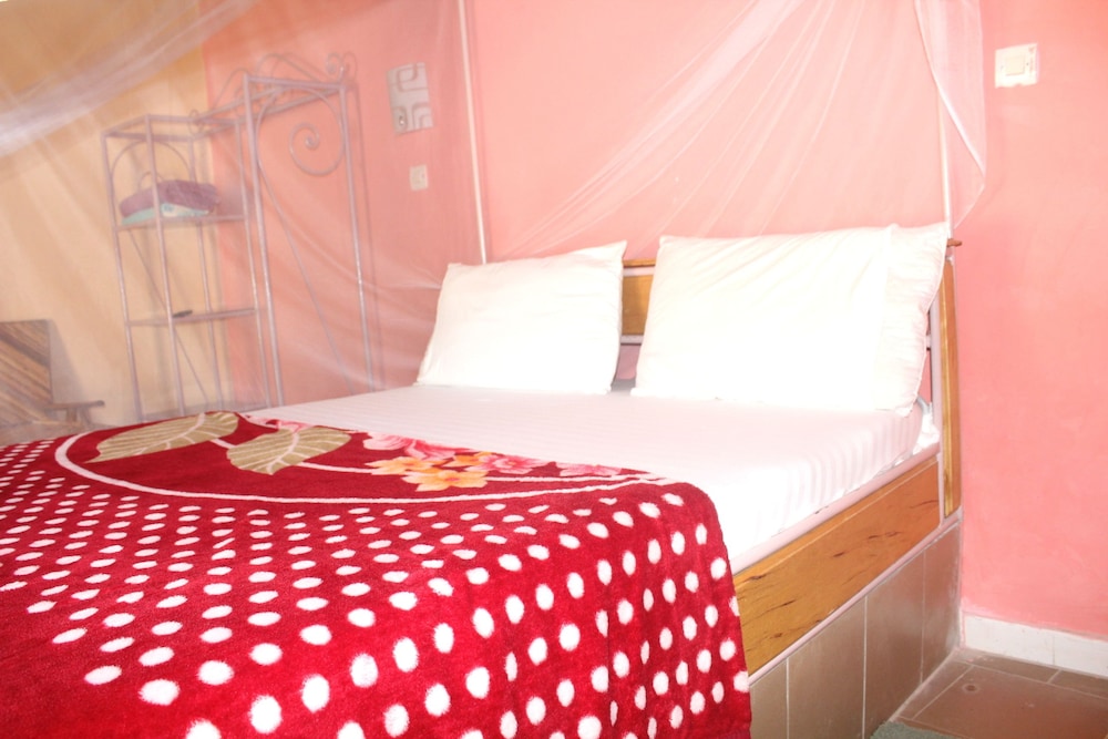 Classic Double Room, 1 King Bed, Non Smoking, Garden View photo 2