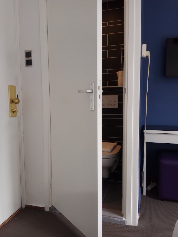 Economy Double Room, 1 Double Bed, Private Bathroom photo 3