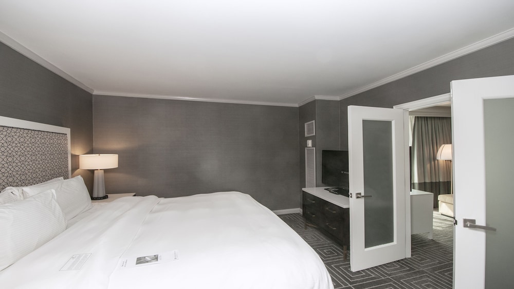 Suite, 1 Bedroom, Balcony (Plaza View) - Photo 11