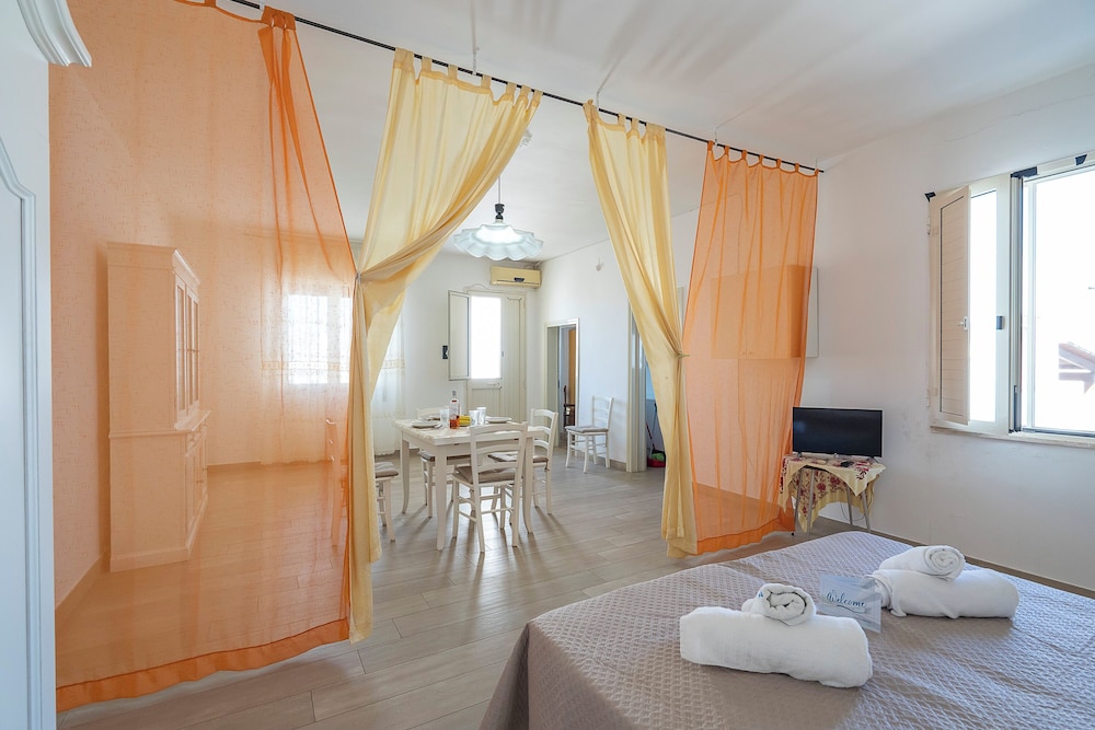Family Apartment, Multiple Bedrooms (Onde Dorate  in centre, close to)