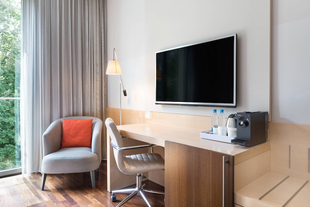 Business Room, 1 Queen Bed, Garden View photo 1