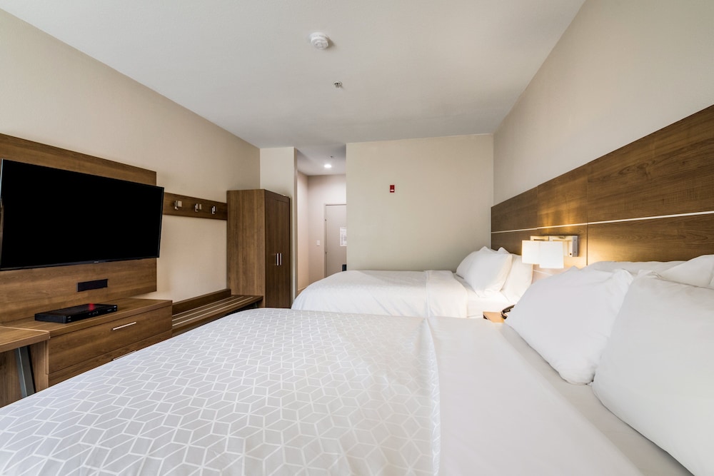 Standard Room, 2 Queen Beds - Photo 2