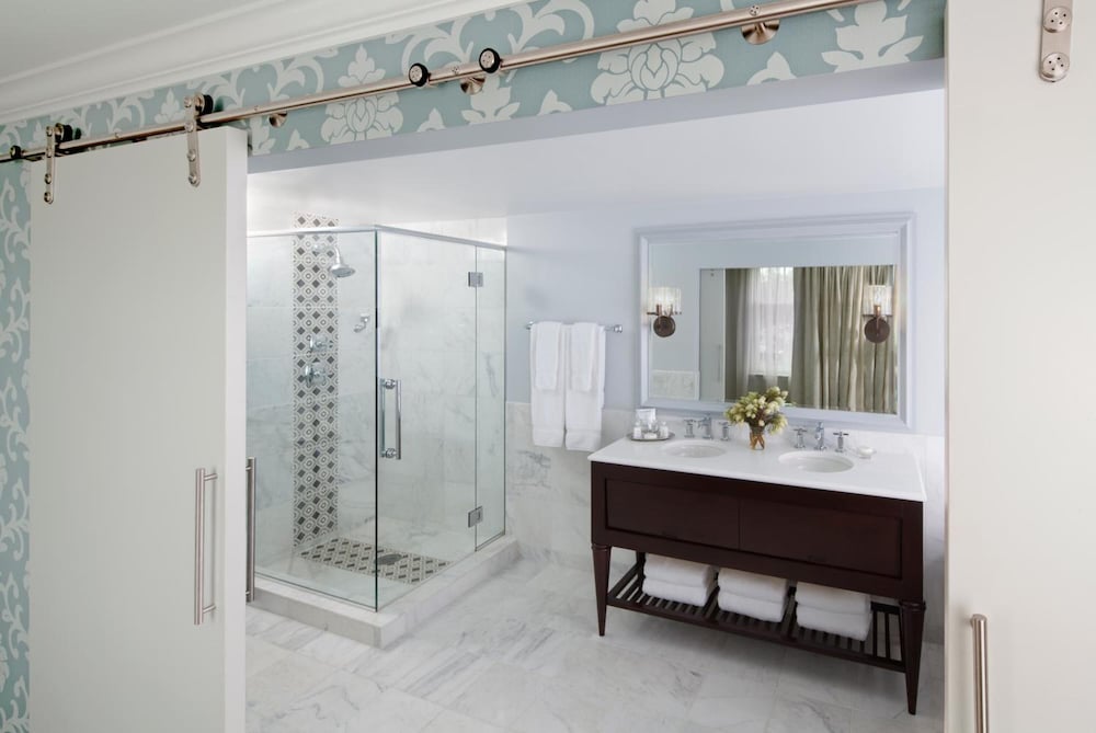 Junior Suite, 1 King Bed, Accessible, Bathtub (Mob/HR) - Photo 9