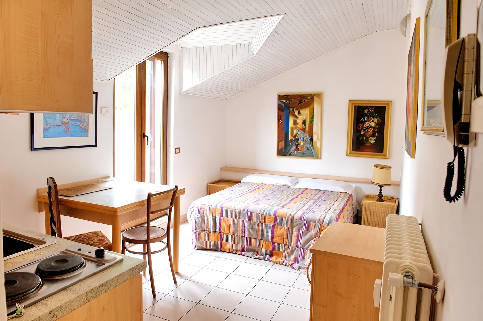 Classic Studio, 1 Bedroom, Kitchenette, Mountain View