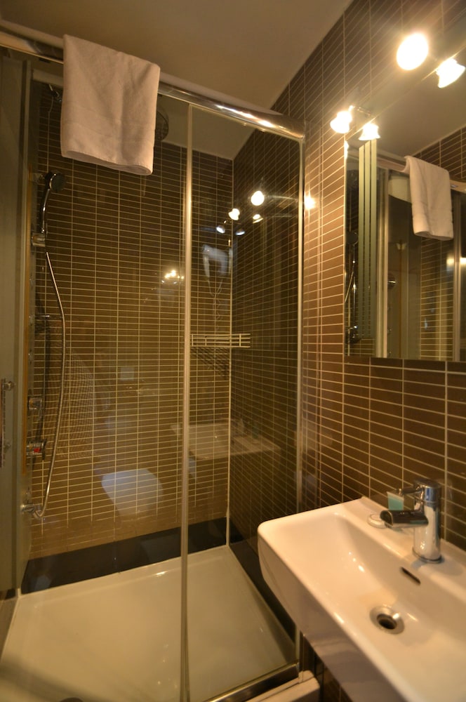 Standard Studio (1 Double and 1 Single Bed) photo 2
