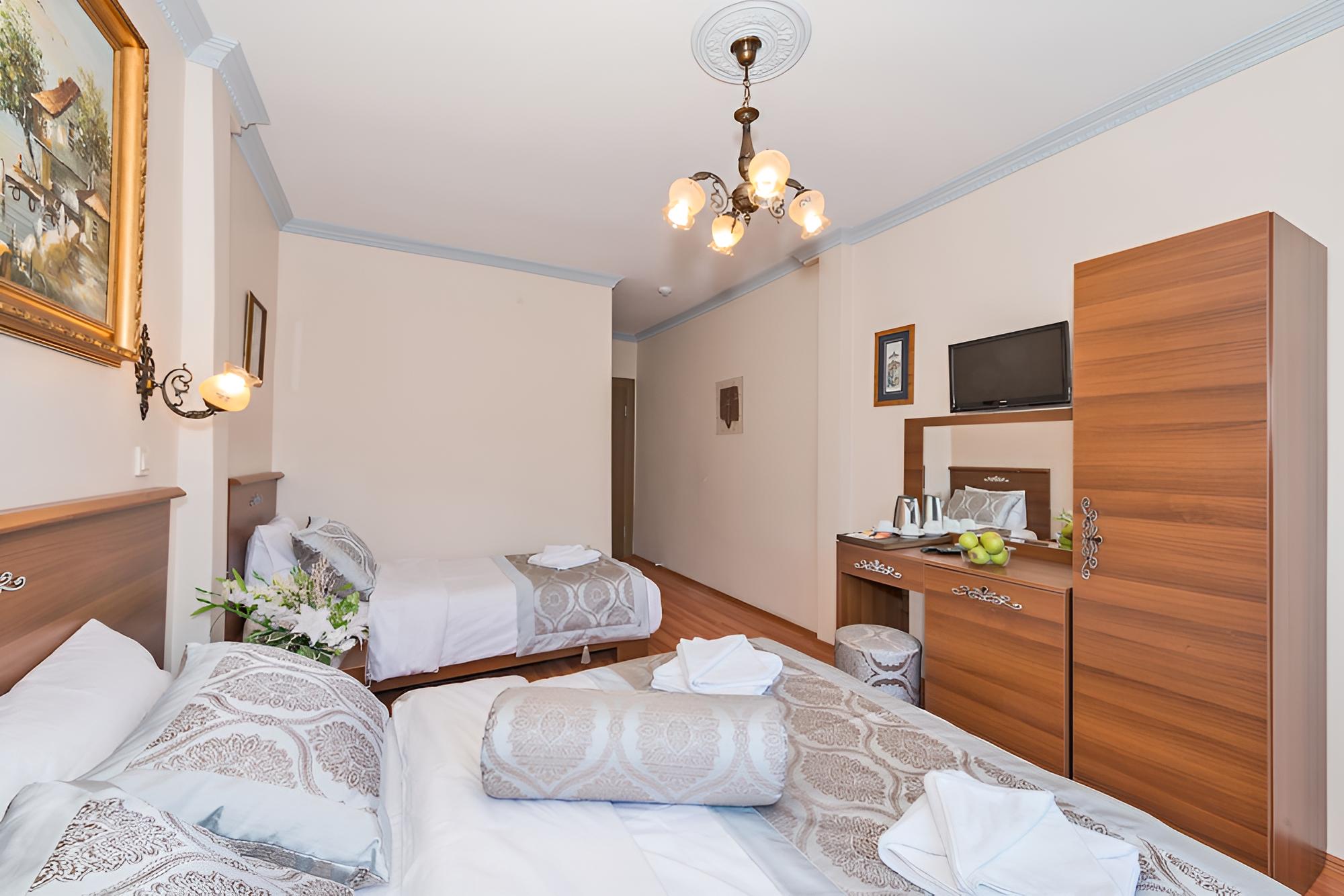 Economy Triple Room photo 3