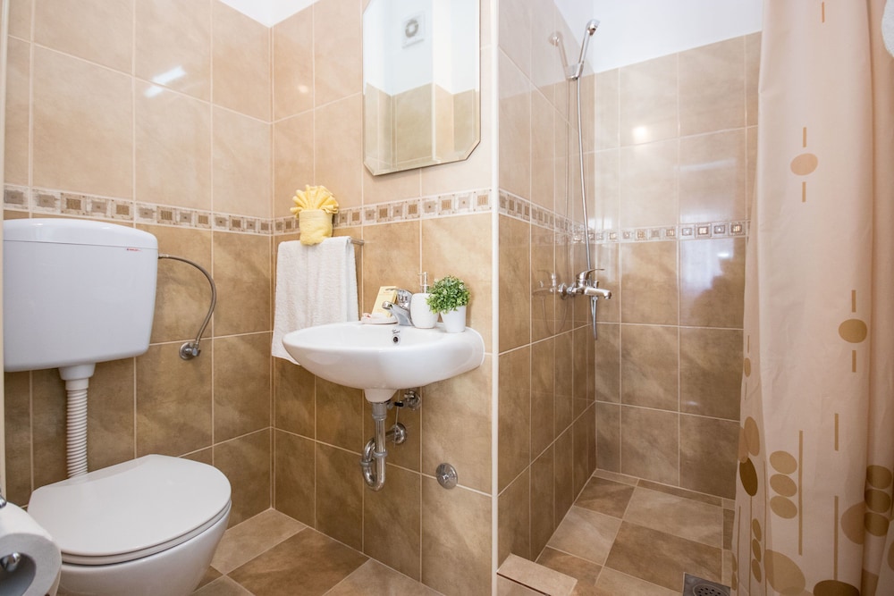 Standard Double or Twin Room - Photo 18