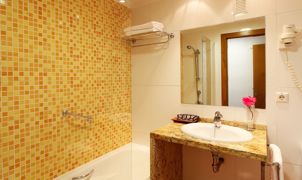Double or Twin Room - Photo 4