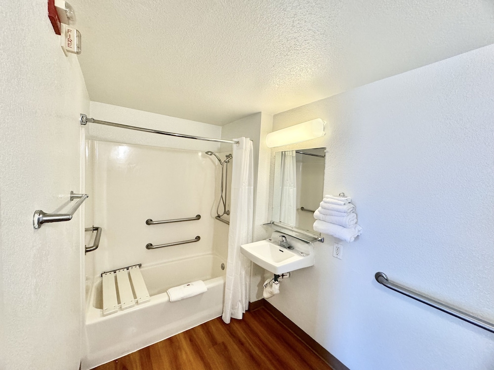 Standard Room, 1 Queen Bed, Accessible, Non Smoking - Photo 6