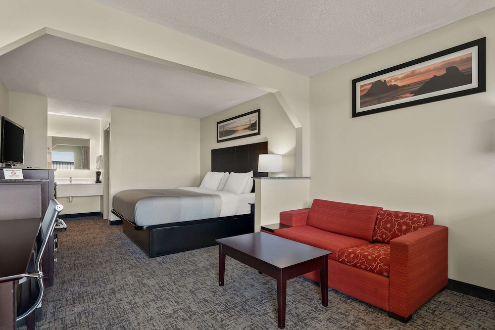 Standard Room, 1 King Bed, Non Smoking - Photo 1