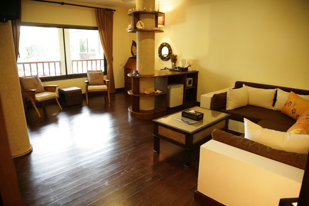 Executive Suite - Photo 6