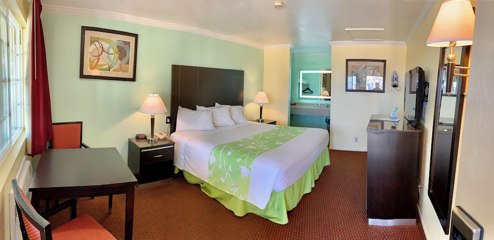 Standard Room, 2 Queen Beds, Non Smoking (No Pets) - Photo 1
