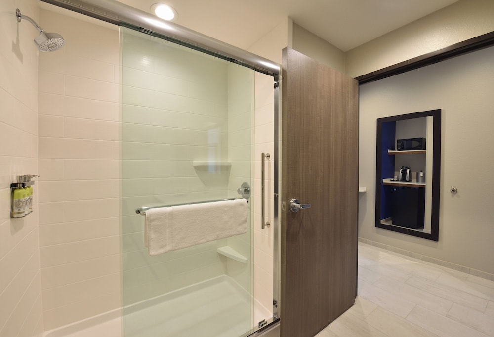 Suite, 1 King Bed, Accessible (Communications) - Photo 6