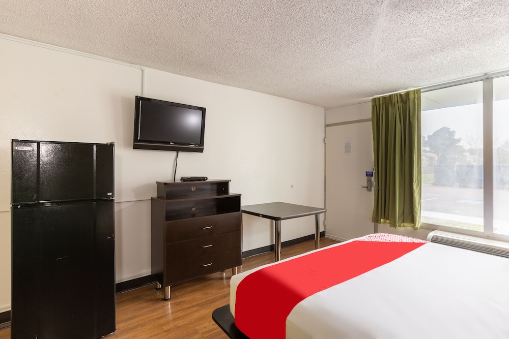 Premium Room, 1 King Bed, Accessible photo 2