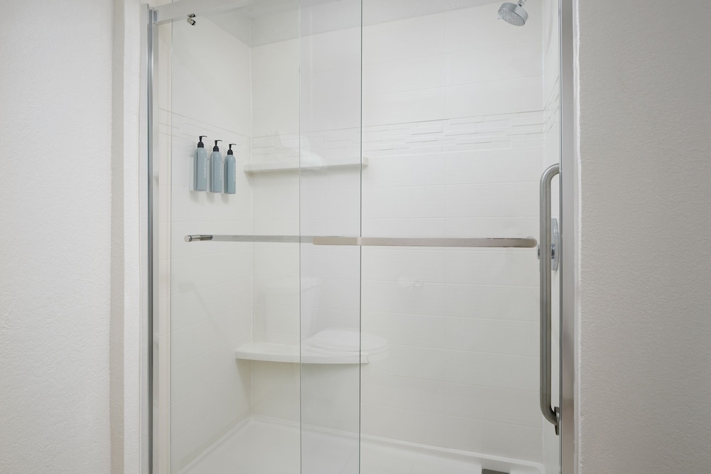Suite, 2 Bedrooms (Mobility Accessible, Roll-In Shower) photo 3