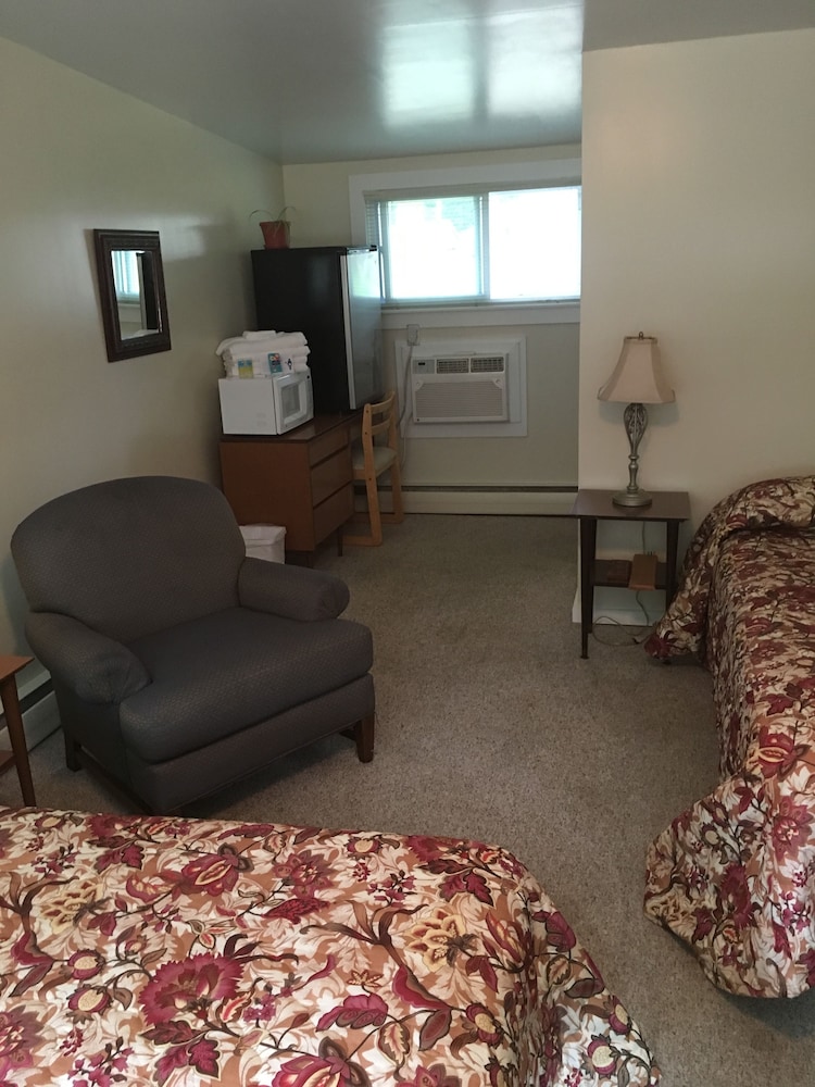 Motel Room, 1 Queen and 1 Full Bed