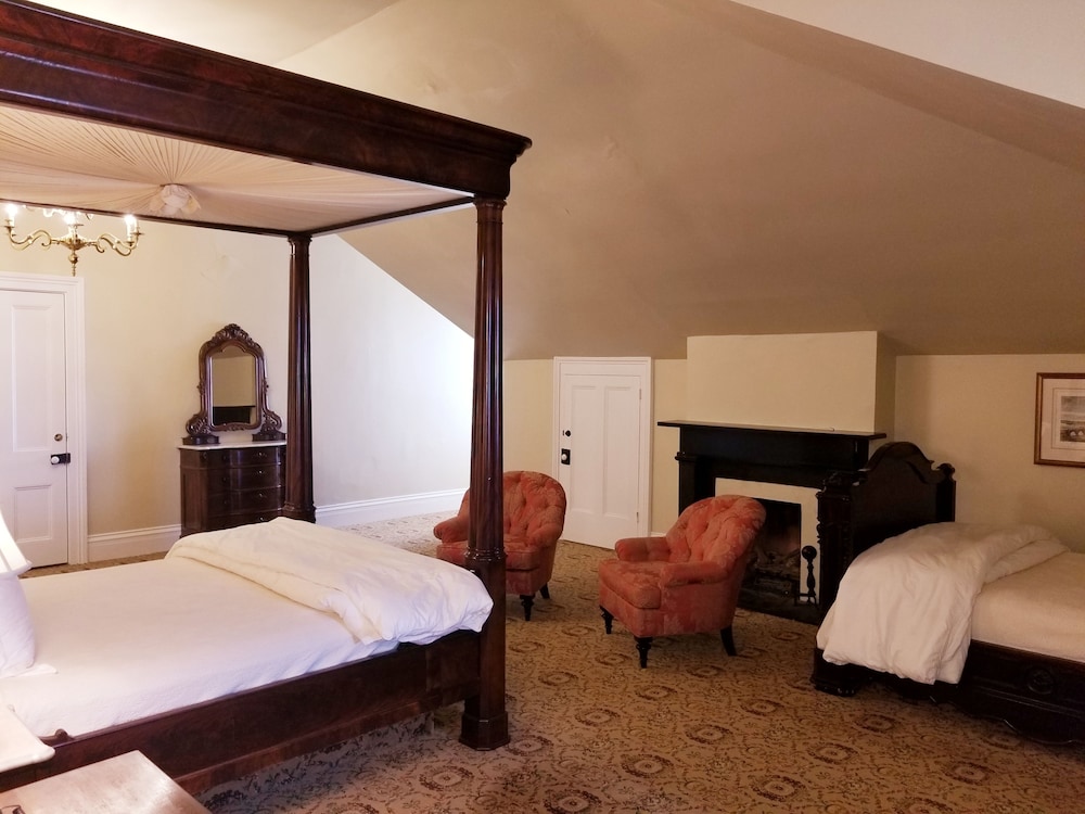 Mansion Queen Room (3rd Floor) photo 2