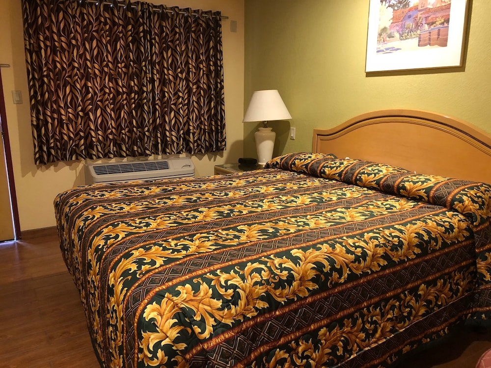 Standard Room, 1 King Bed photo 3