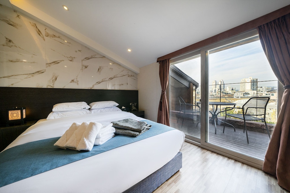 Design Suite, 1 Queen Bed, Non Smoking, City View photo 1