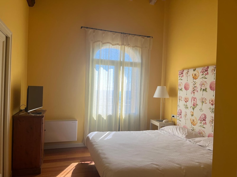 Deluxe Room, Hill View