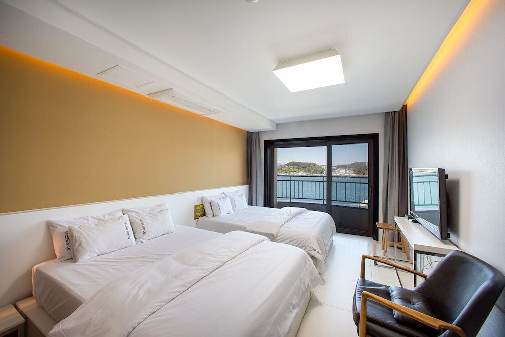 Deluxe Twin Room, 2 Queen Beds (Extra person fee 10000 KRW upon C/I) photo 1