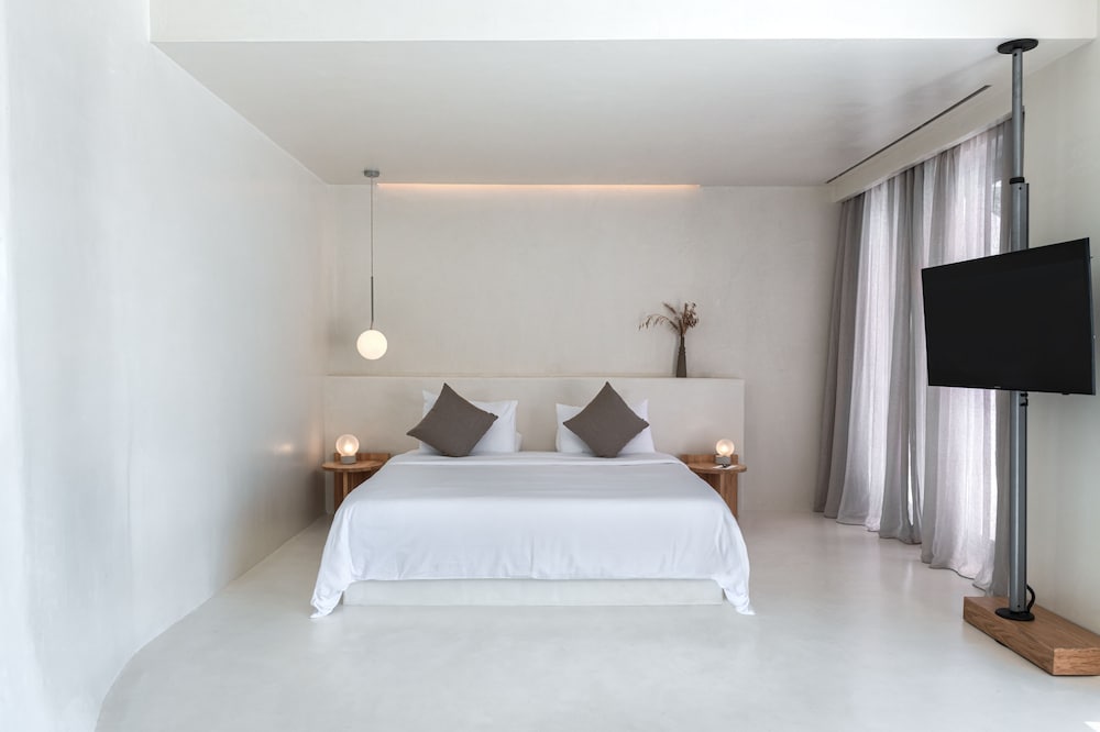 Exclusive Suite with Infinity Pool - Photo 7