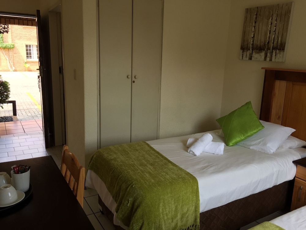 Standard Twin Room, 2 Twin Beds photo 2