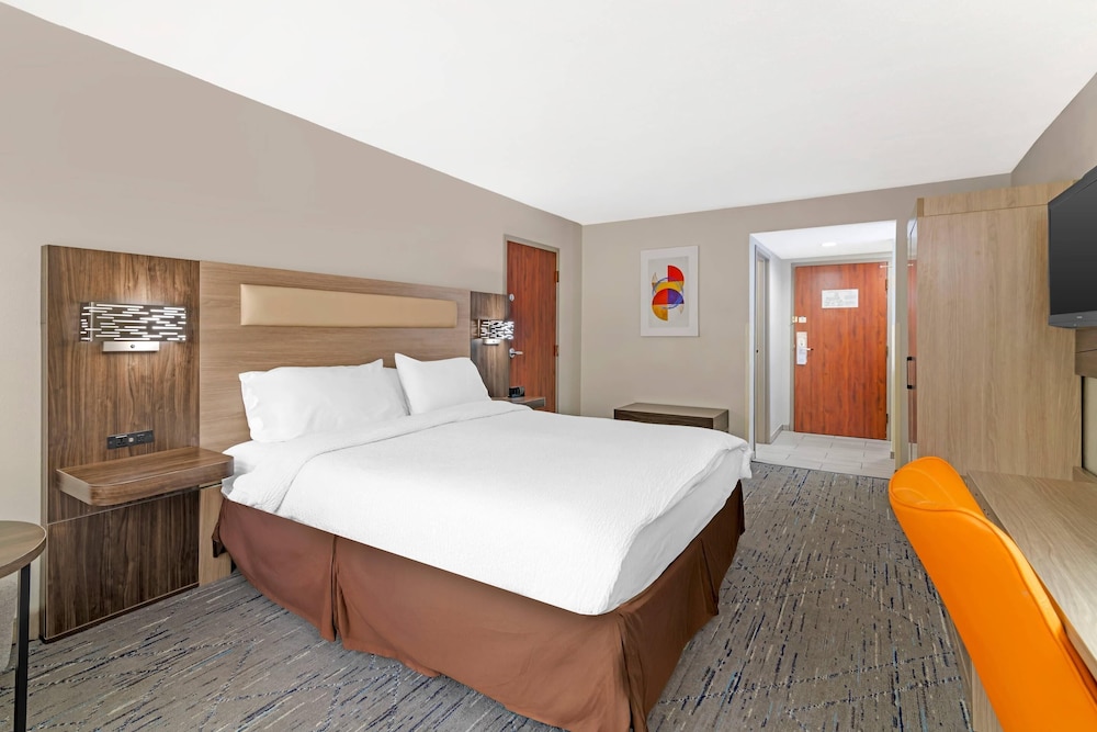 Standard Room, 1 King Bed, Non Smoking - Photo 3
