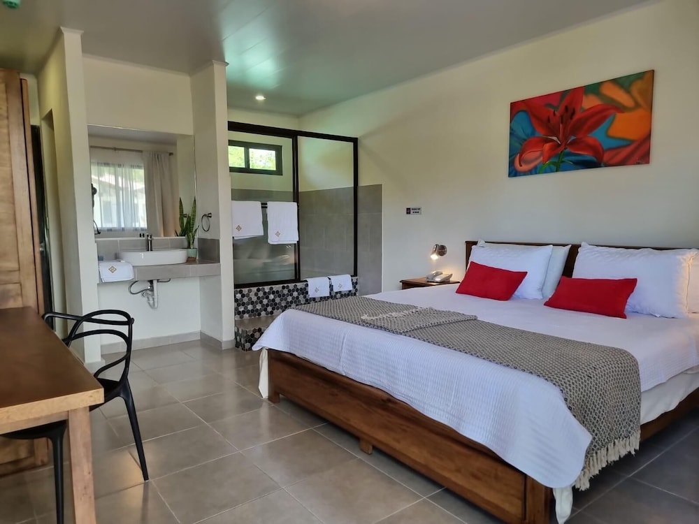 Deluxe Room, Lanai, Pool View photo 1