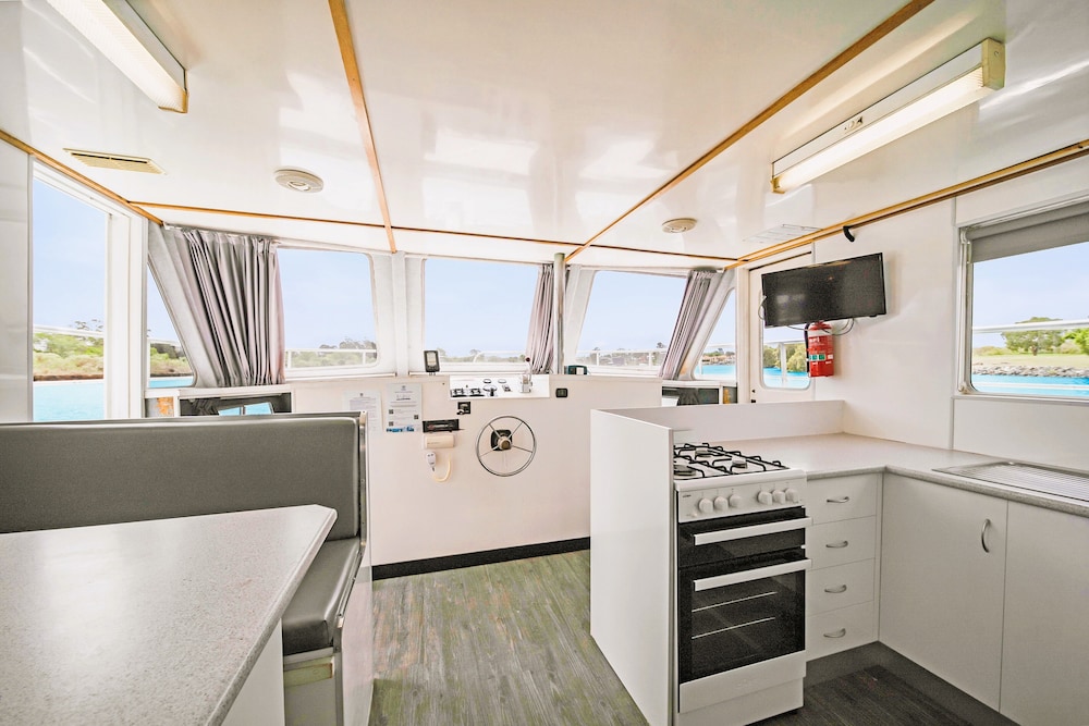 Houseboat, 2 Bedrooms (Seaview) photo 2