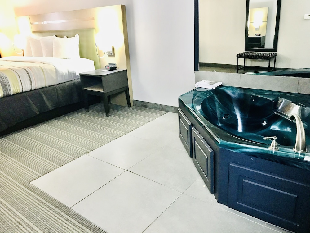 Suite, 1 King Bed, Non Smoking, Jetted Tub - Photo 9