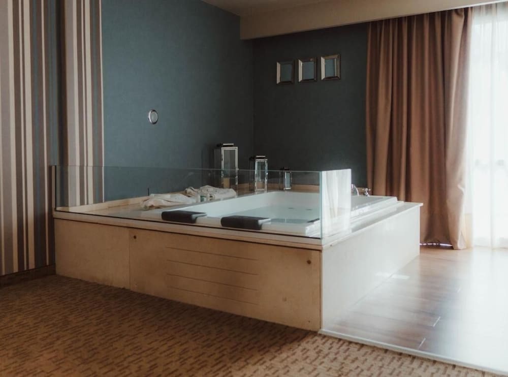 Deluxe Suite, Pool View photo 3