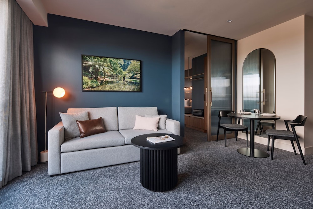 Executive One Bedroom King Courtyard Apartment - Photo 4
