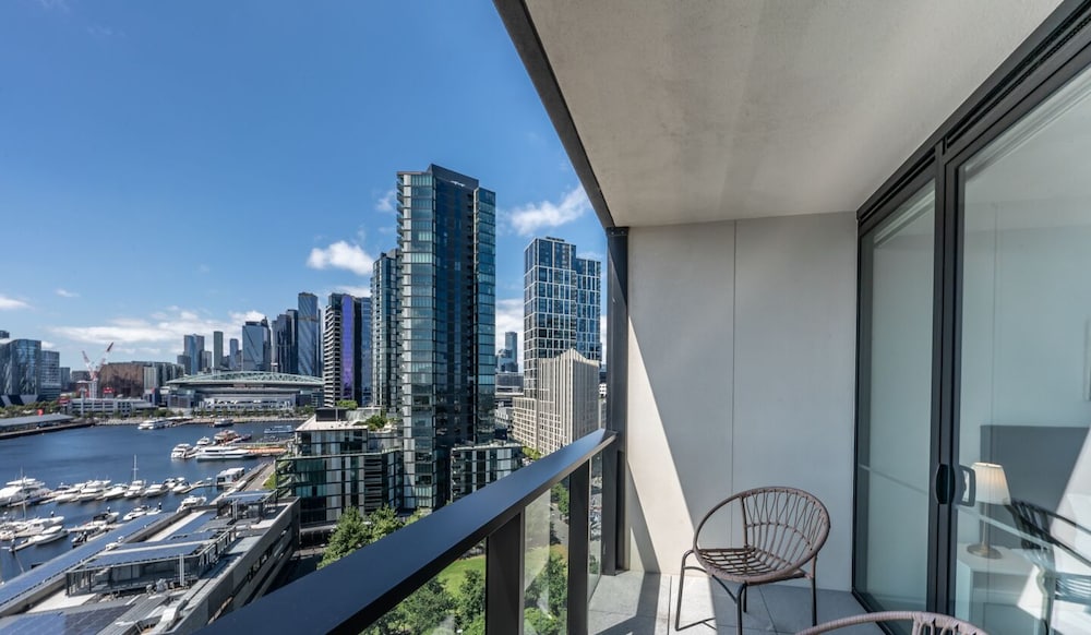 2 Bedroom 2 Bathroom Apartment with Stadium & Harbour Views - Photo 6