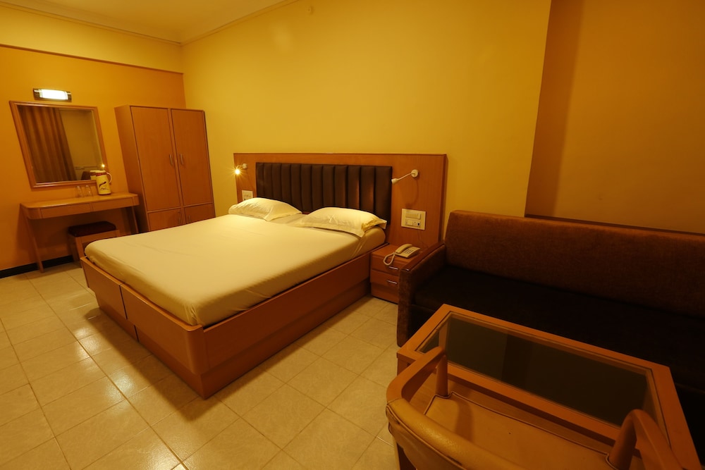 Deluxe Room, 1 Queen Bed with Sofa bed, Smoking