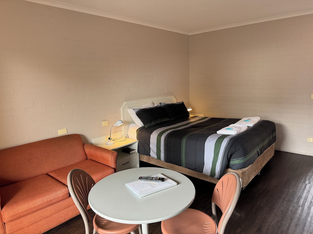 Downstairs Motel Suites photo 3