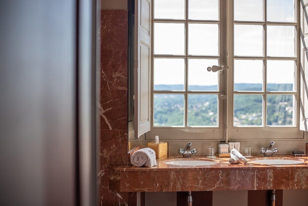 Signature Suite - Photo 11