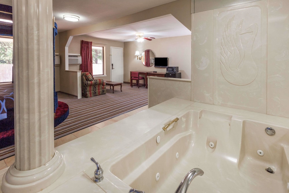 Suite, 1 King Bed, Hot Tub photo 2