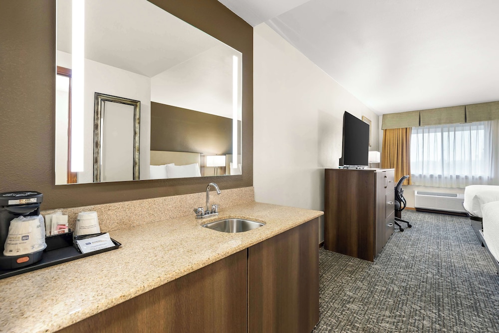 Standard Room, 2 Queen Beds, Non Smoking, Refrigerator & Microwave - Photo 4