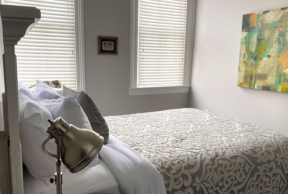 Room, 1 Queen Bed (The Lucile) photo 2