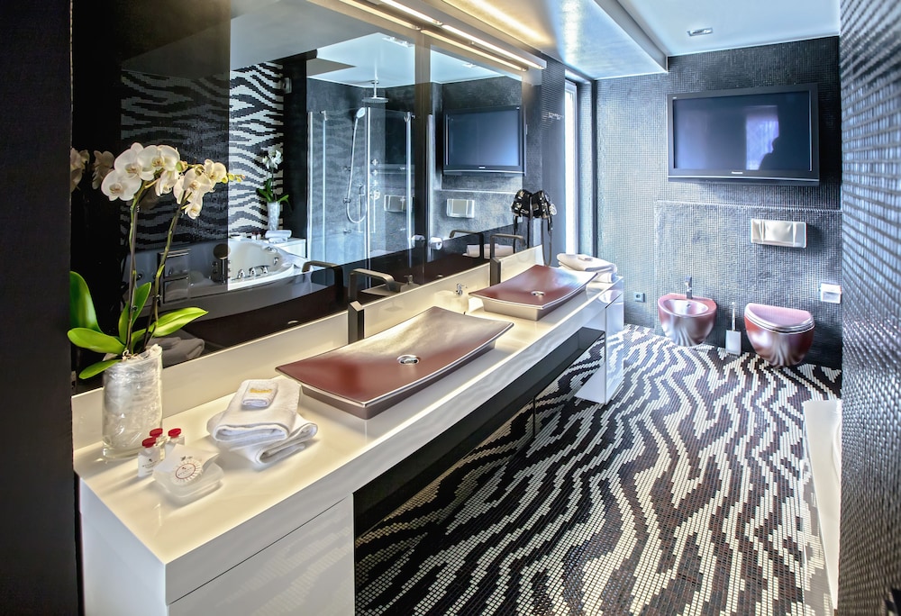 Luxury Suite, 1 King Bed, Hot Tub, Sea View, photo 6
