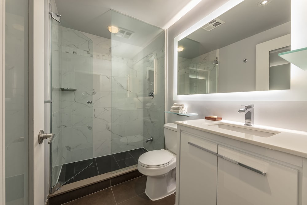 Executive View Suite - Photo 6